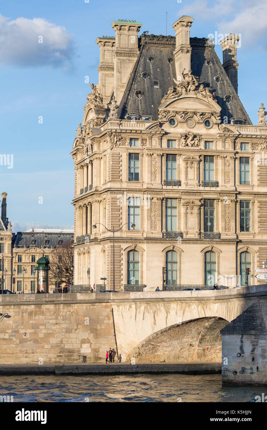 La Seine, le Pont Royal et le Louvre, Paris Banque D'Images