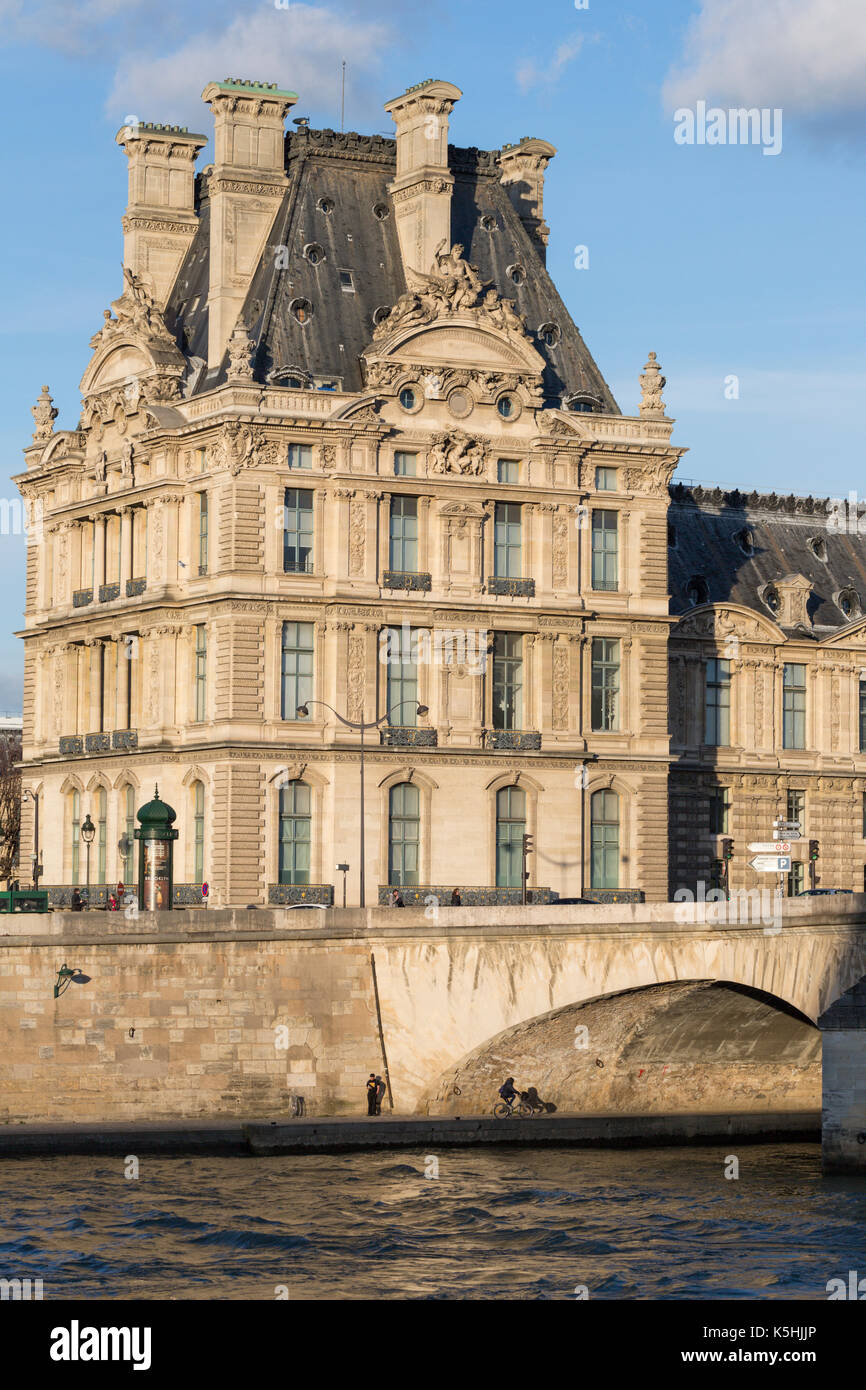La Seine, le Pont Royal et le Louvre, Paris Banque D'Images