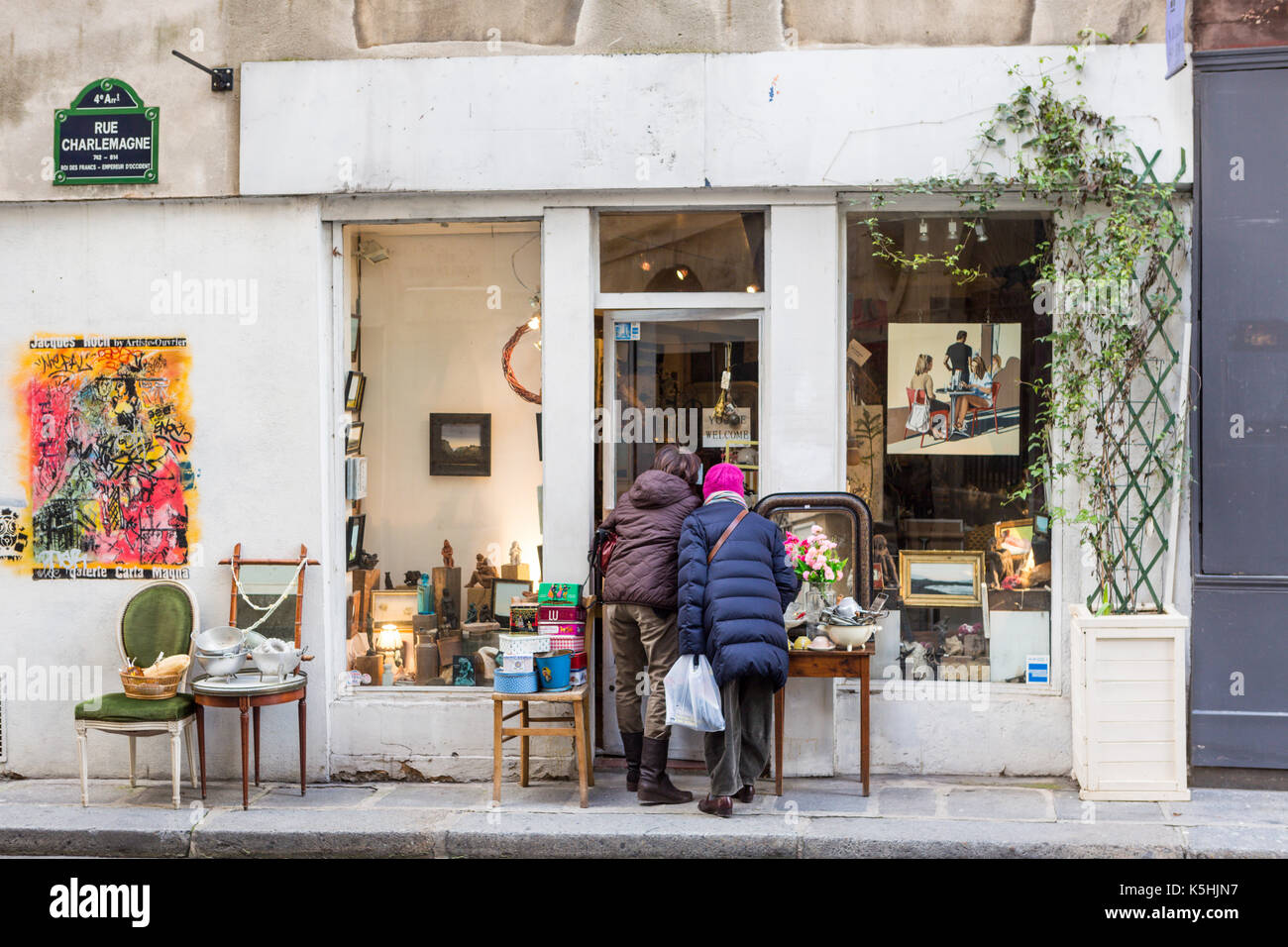 Les acheteurs à l'extérieur deux antique shop sur rue Charlemagne dans le village saint-paul, Paris Banque D'Images
