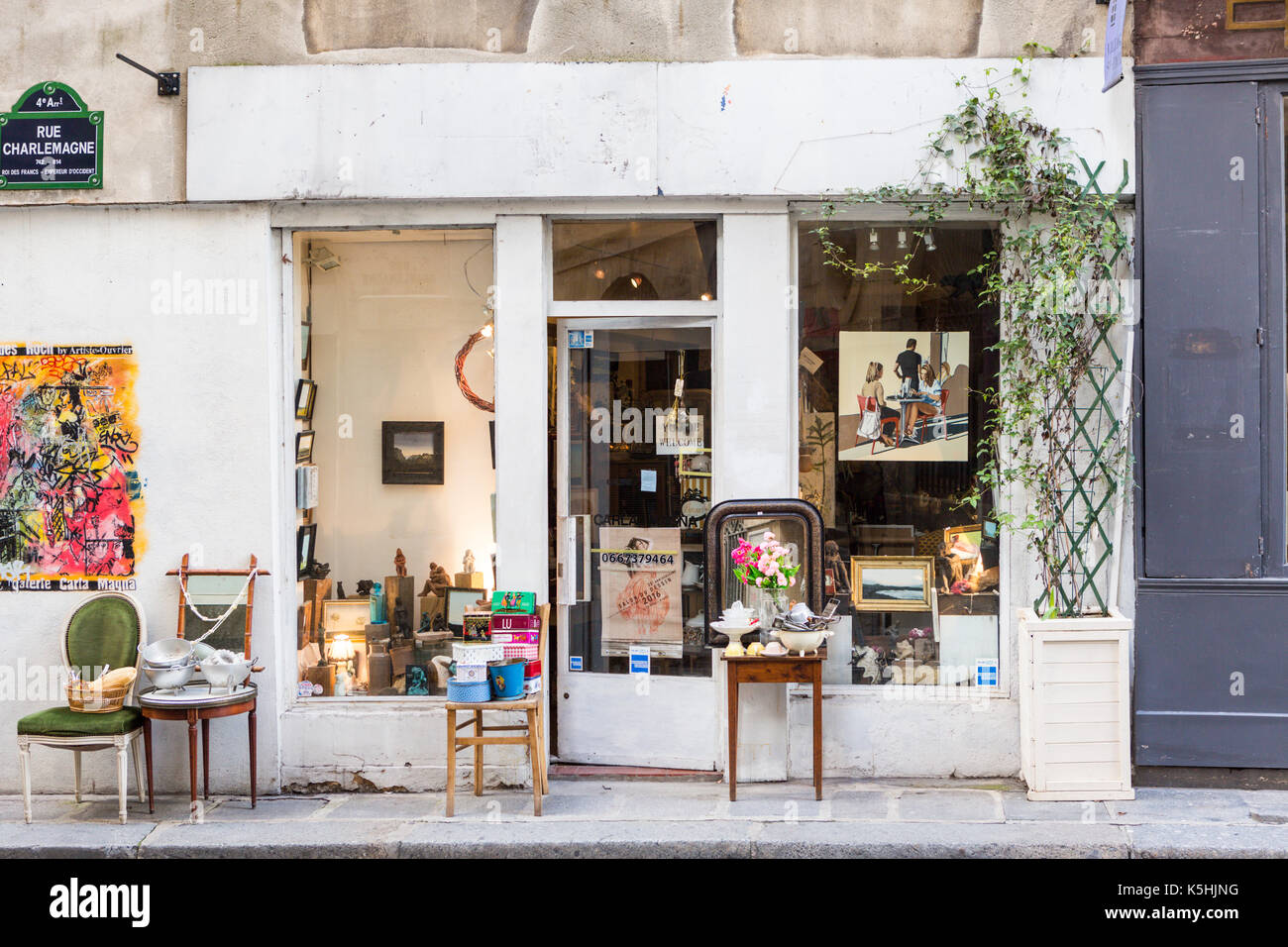 Antique shop sur rue Charlemagne dans le village saint-paul, Paris Banque D'Images