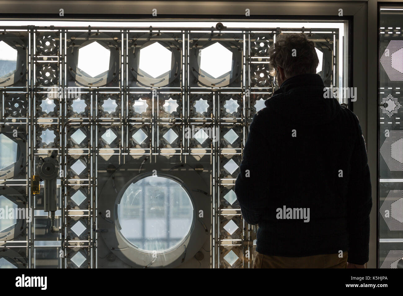 Homme debout à l'intérieur de l'Institut du monde arabe à paris à out Banque D'Images