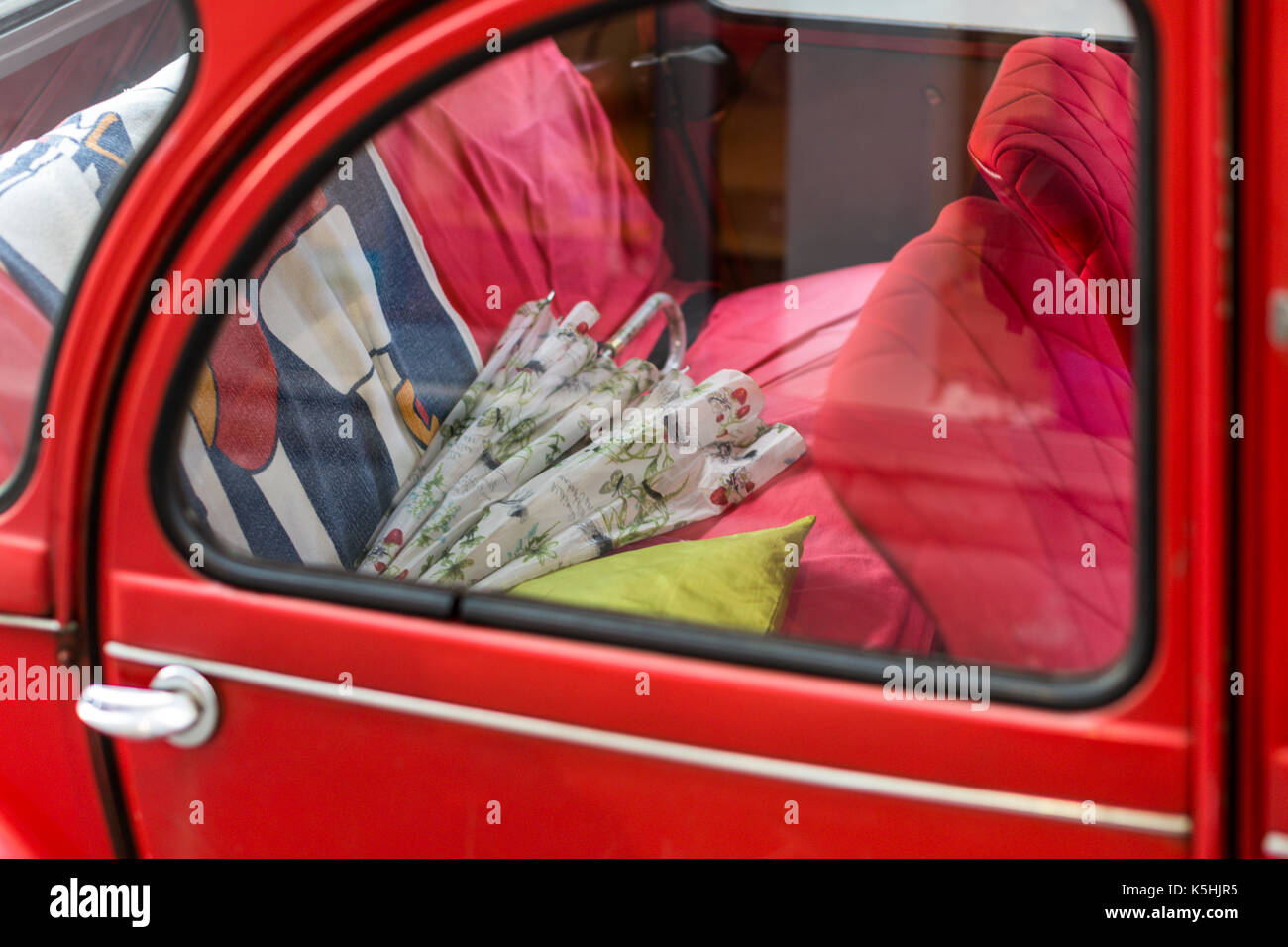 De l'intérieur rouge vintage 2CV Citroën dans la rue à paris dans le 7e arrondissement Banque D'Images