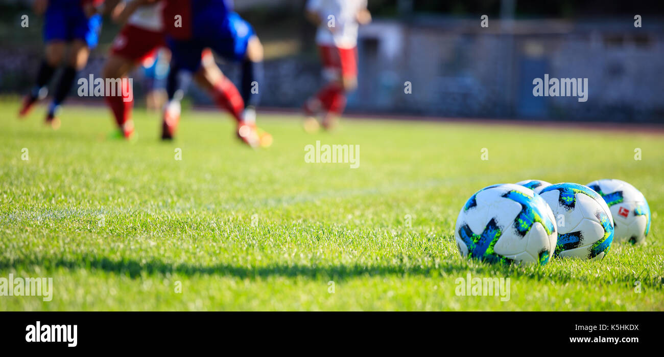 Le soccer (football) boules sur le champ vert Banque D'Images