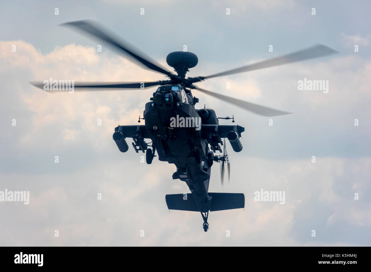 Boeing AH-64 Apache hélicoptère donnant un affichage. Banque D'Images