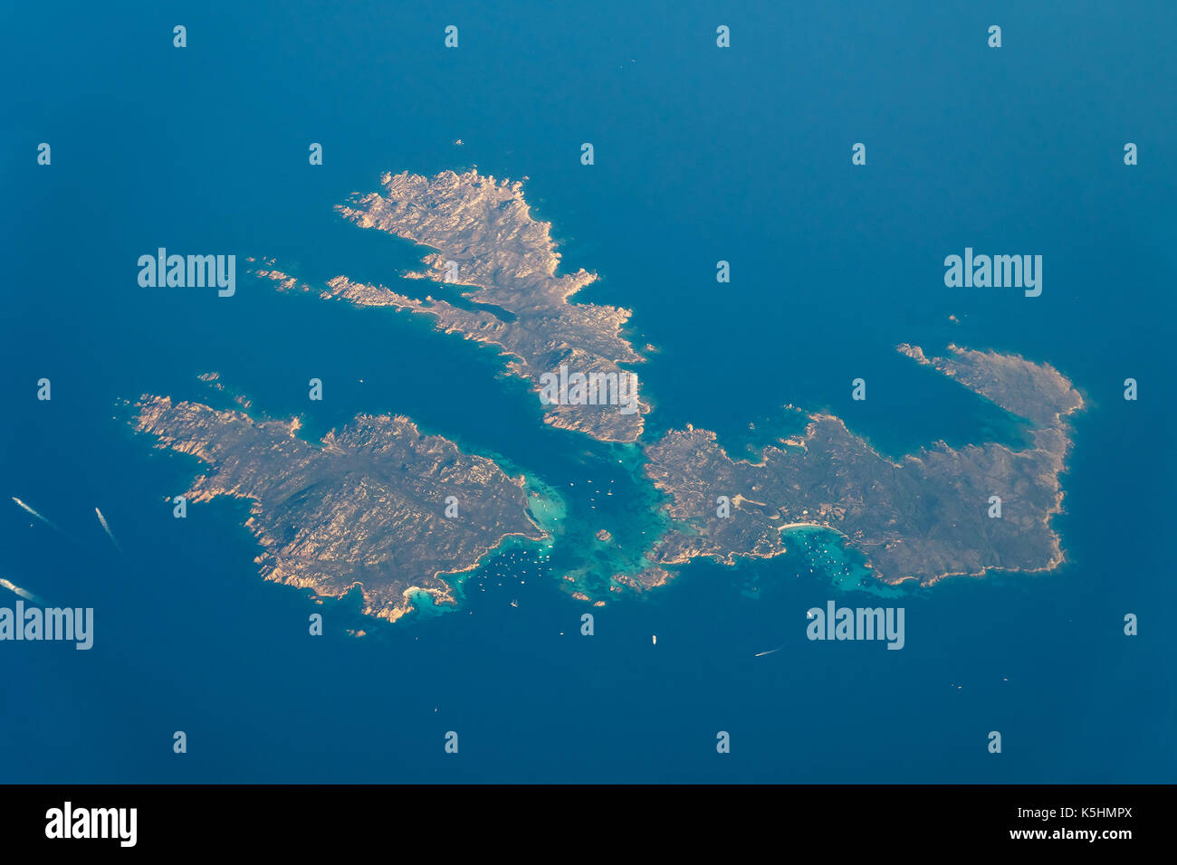 La terre vue d'îles en mer méditerranée Banque D'Images