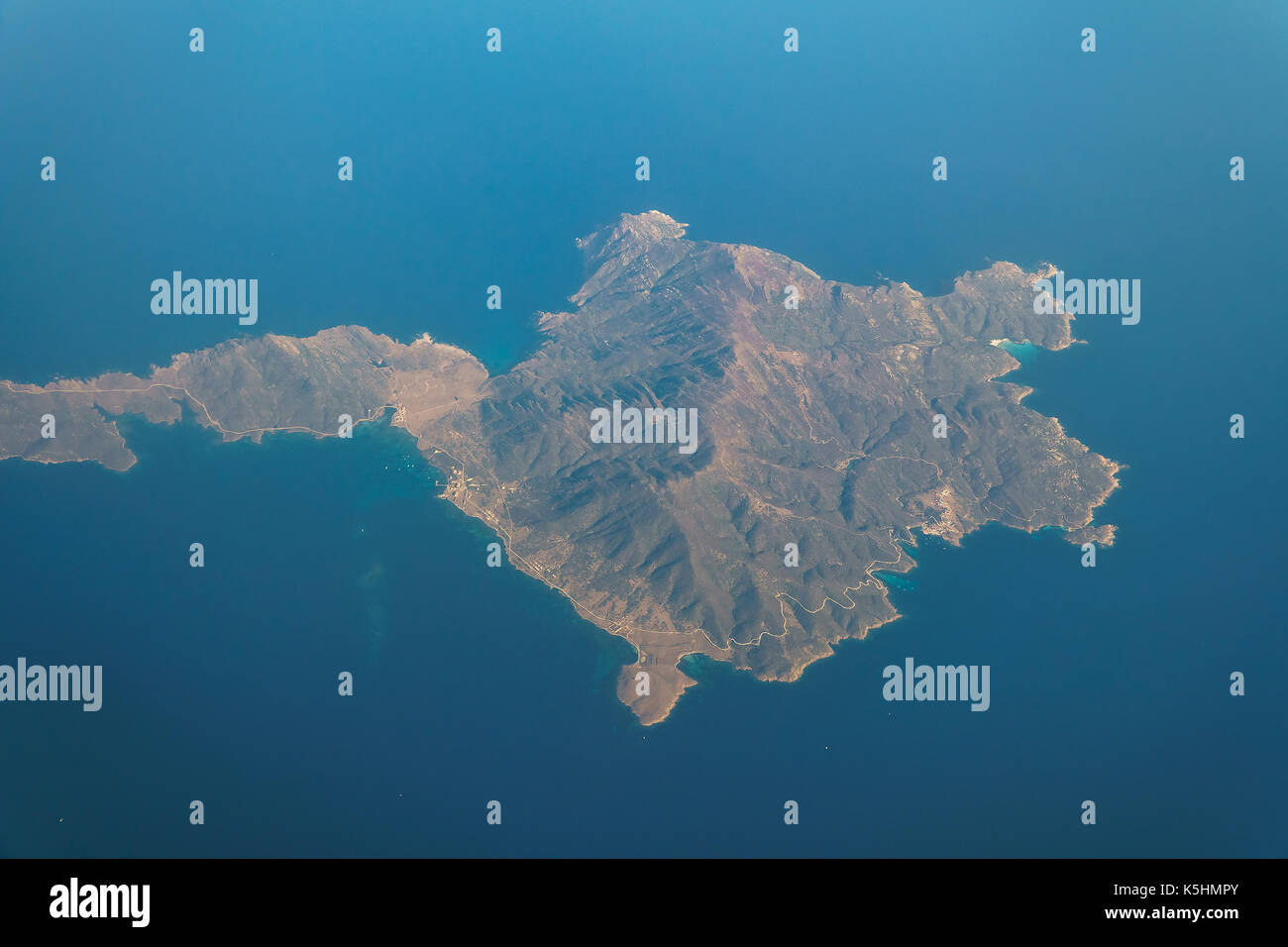 La terre vue d'îles en mer méditerranée Banque D'Images