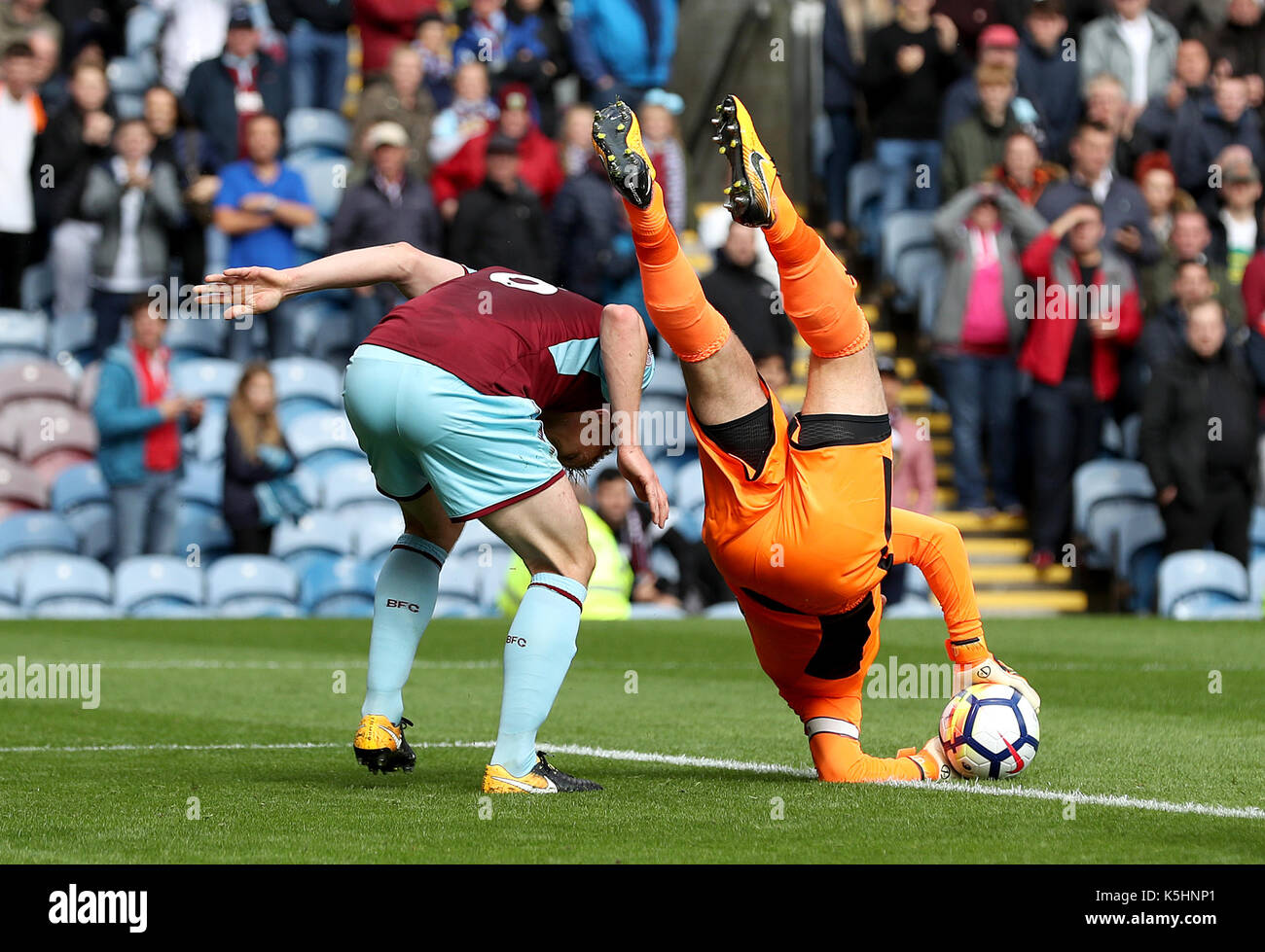 Burnley gardien Tom Heaton (maladroitement sur son épaule après avoir attrapé la balle au cours de la Premier League match à turf moor, Burnley. Banque D'Images