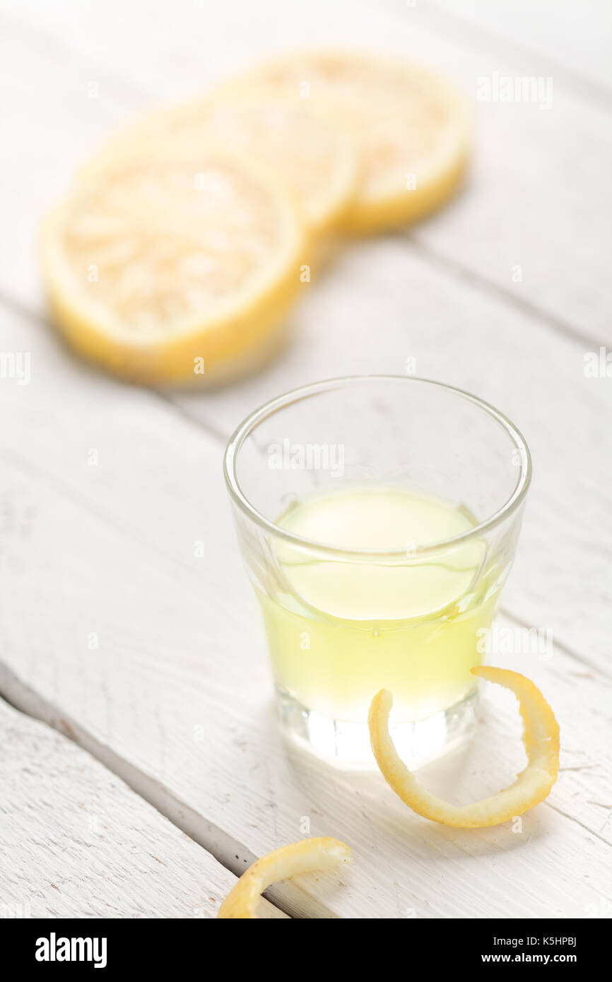 Limoncello, une liqueur de citron traditionnel du sud de l'italie Banque D'Images