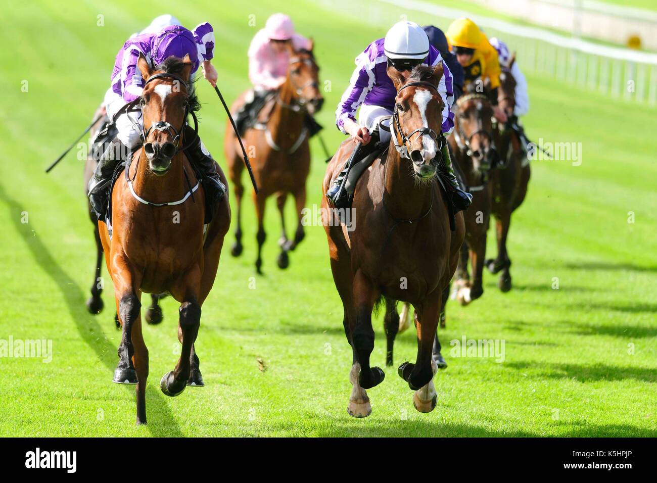 Heureusement monté par donnacha o'Brien (à droite) remporte le moyglare stud stakes au cours de la deuxième journée de la champions irlandais longines week-end à l'hippodrome de Curragh, comté de Kildare. Banque D'Images