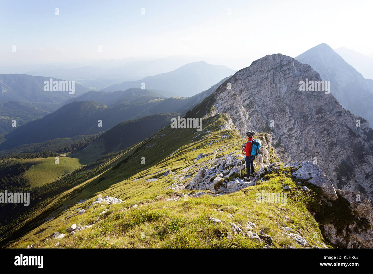 Femme debout sur une montagne et profiter de la vue sur les montagnes. Kladivo Karavanke,, en Slovénie. Banque D'Images