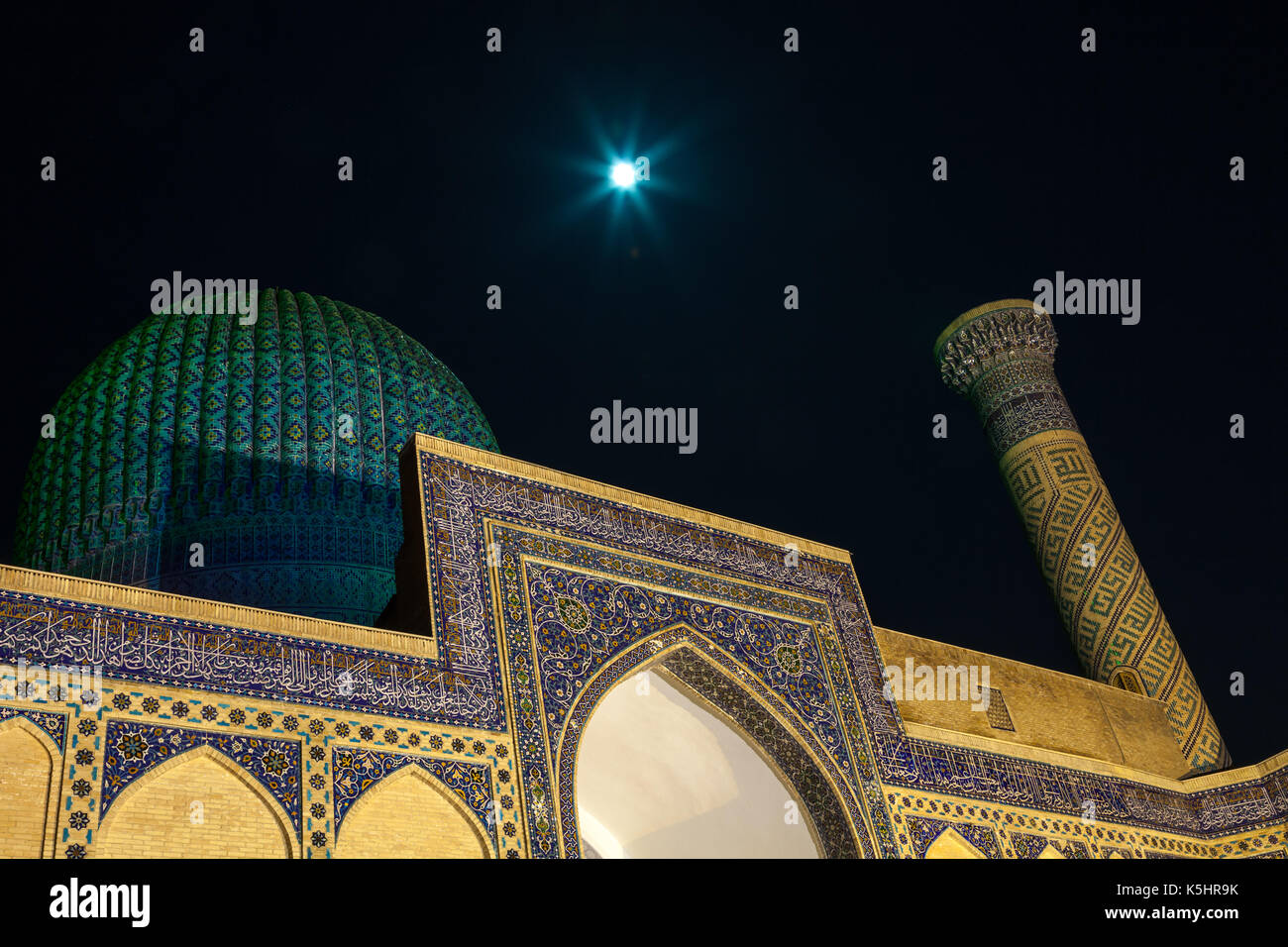 Vue de la nuit de Guri Amir mausolée de l'asian conquérant Tamerlan Banque D'Images