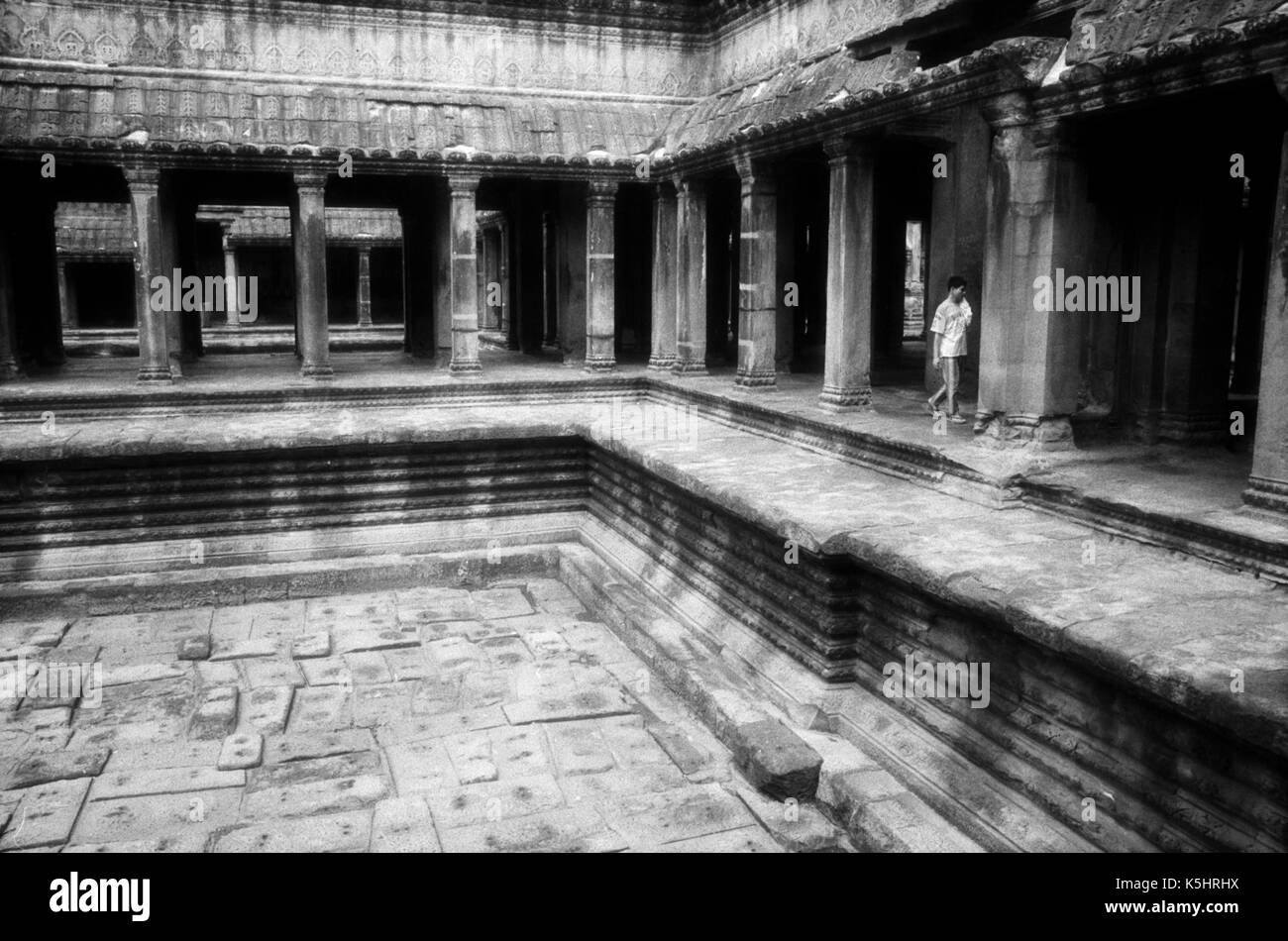 Cour intérieure du temple d'Angkor Wat, au Cambodge. Le 30 octobre 1996. Sur l'origine de l'image b/w film infrarouge. Banque D'Images