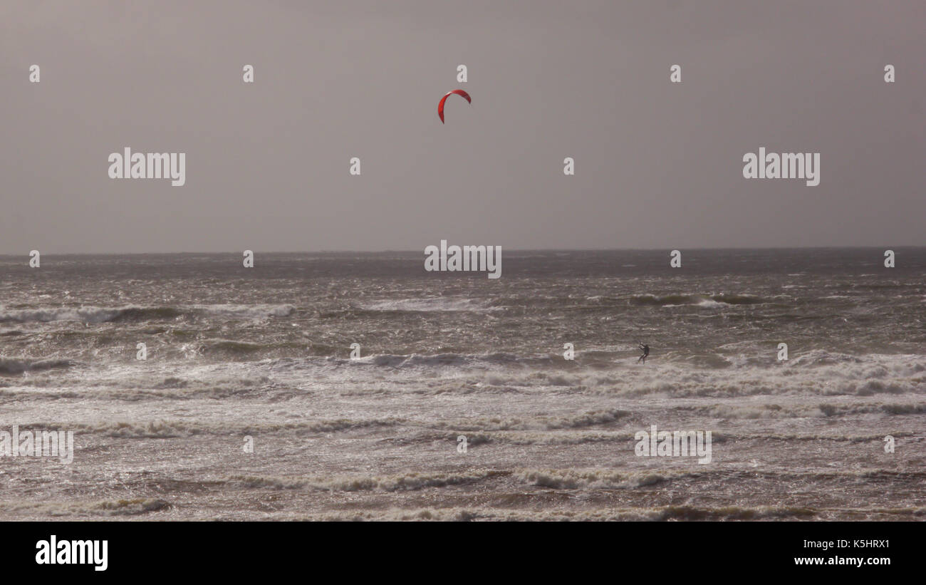 La tempête approche. L'activité de plage le long de la côte ouest de l'Irlande avant la tempête et sauvage. Banque D'Images