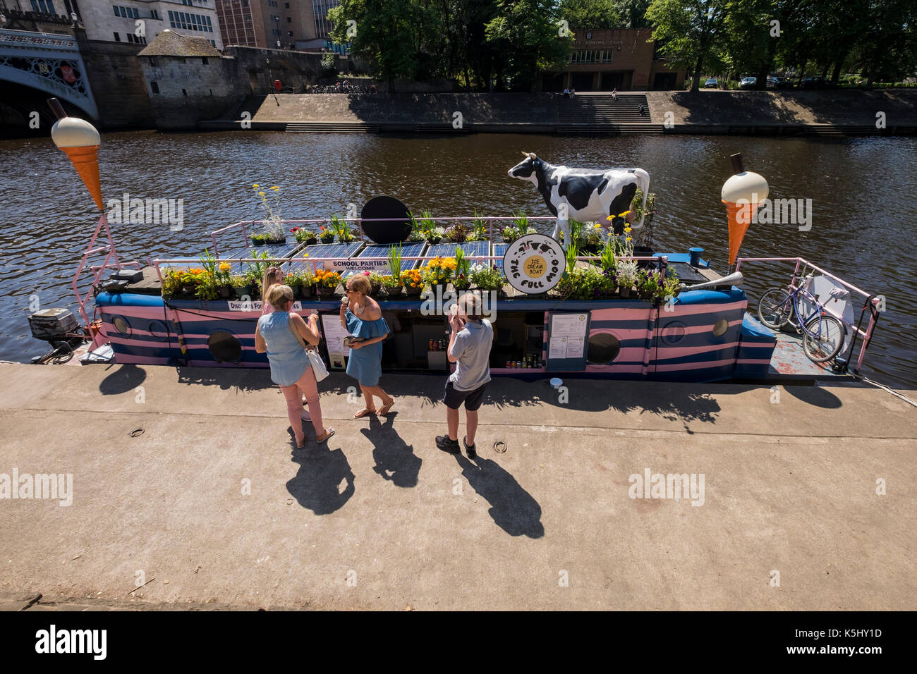 La glace voile à côté de Leland pont sur la rive de la rivière Ouse, York, Yorkahire, England, UK Banque D'Images