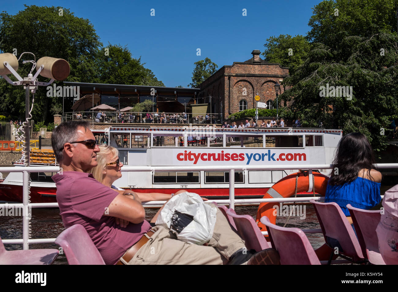 Excursion d'une journée sur un bateau-mouche sur la rivière Ouse, York, Yorkshire, Angleterre, Royaume-Uni Banque D'Images