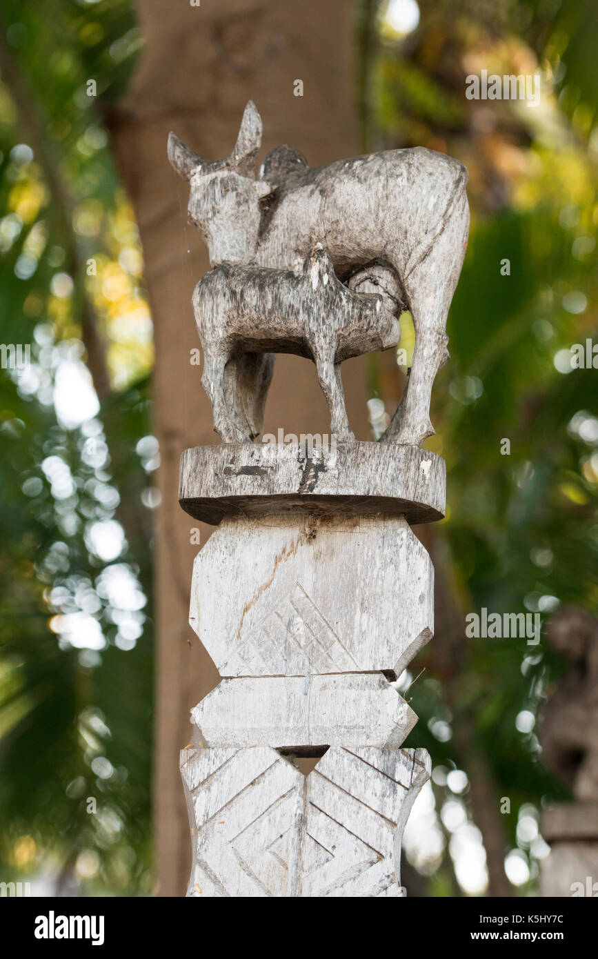 Totem sculpté de bois, Toliara, Madagascar Banque D'Images