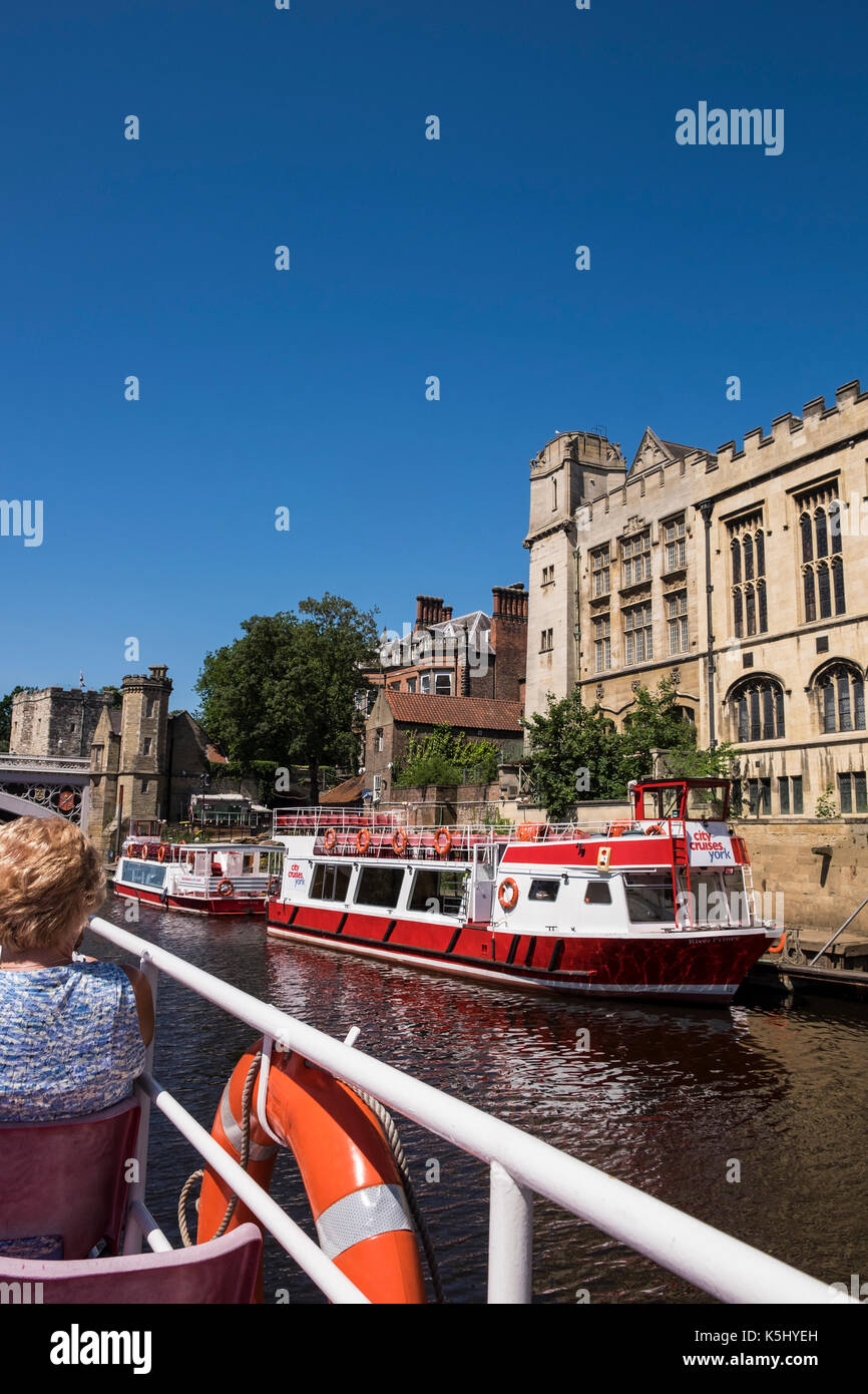 Excursion d'une journée sur un bateau-mouche sur la rivière Ouse, York, Yorkshire, Angleterre, Royaume-Uni Banque D'Images