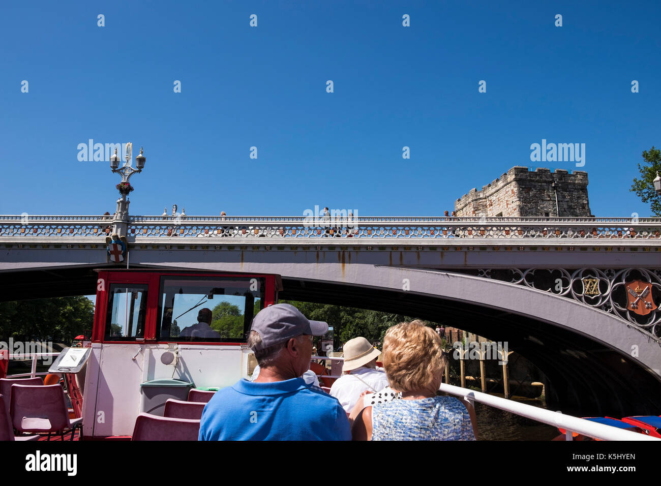 Excursion d'une journée sur un bateau-mouche sur la rivière Ouse, York, Yorkshire, Angleterre, Royaume-Uni Banque D'Images