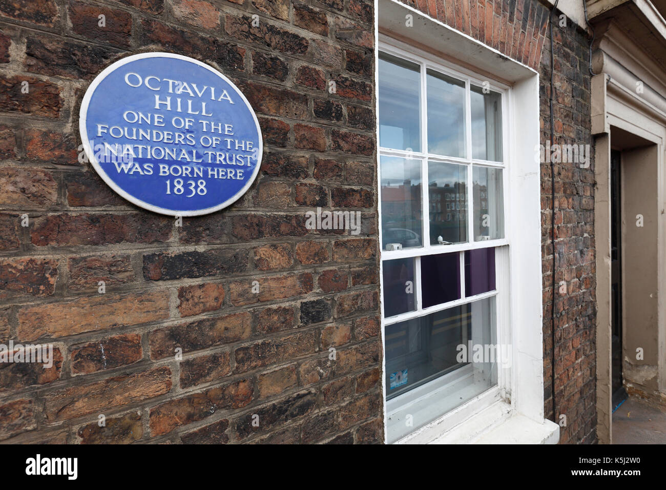 Blue plaque à la maison natale d'Octavia Hill à Wisbech, l'un des fondateurs de la National Trust. Banque D'Images