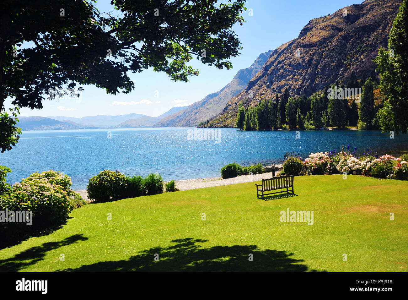 Paysage au bord du lac par un après-midi ensoleillé à Queenstown, Nouvelle-Zélande. Banque D'Images