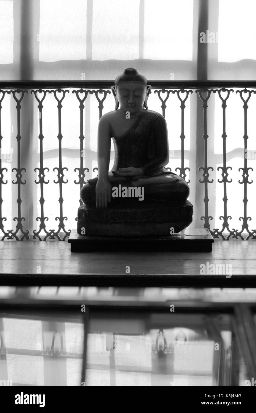 Une statue en marbre de Bouddha de Birmanie, Myanmar. Pensé pour être à partir de la 18e ou 19e siècle, il est maintenant affiché dans le Fenland Museum et Wisbech. Banque D'Images