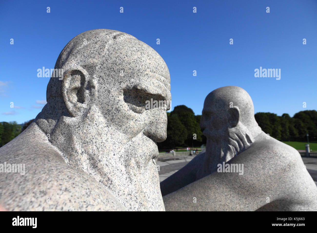 Sculptures de granit de 2 barbus en face de l'autre Parc Vigeland, Oslo, Norvège Banque D'Images