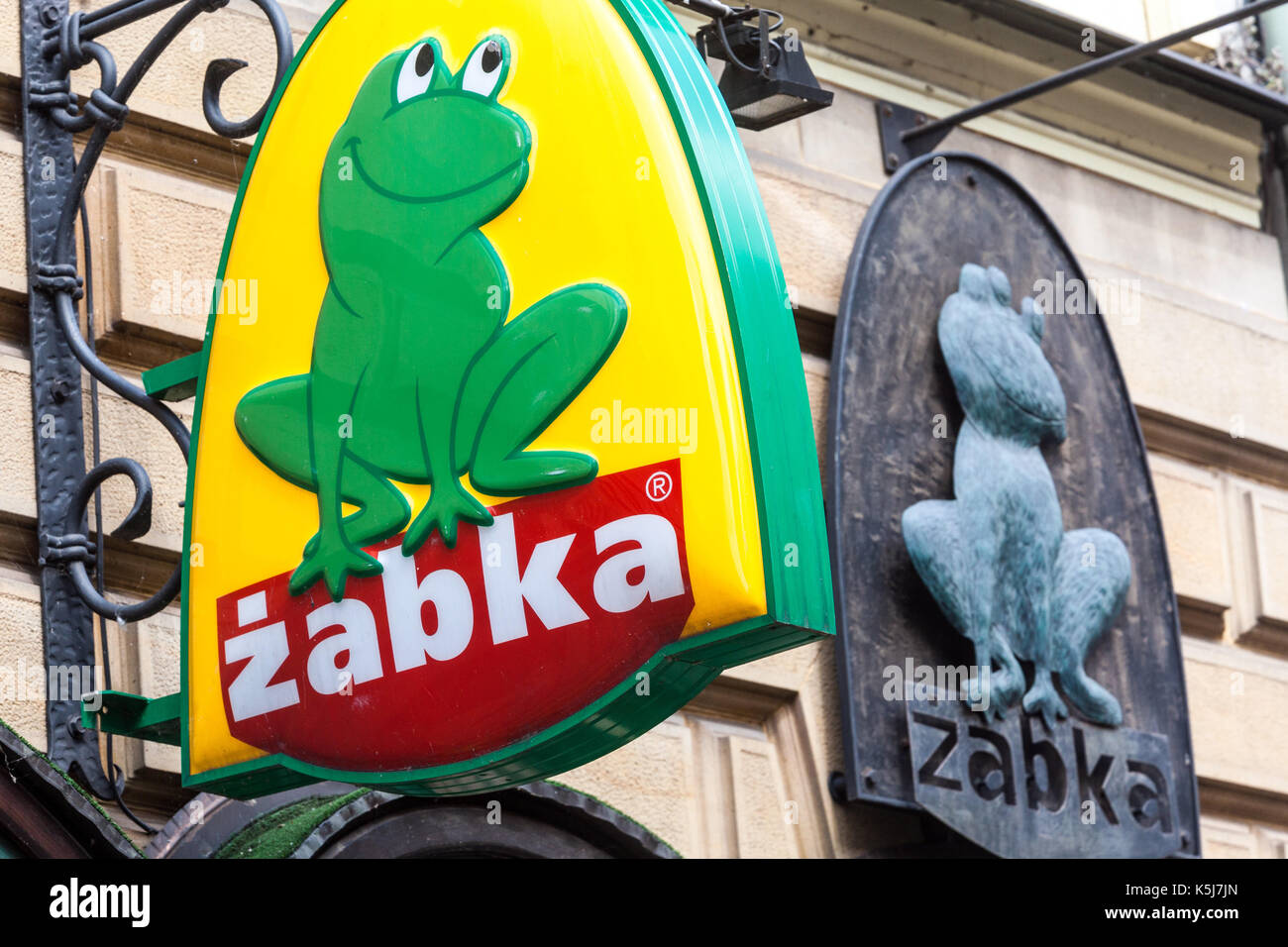 Zabka logo, petit magasin en Pologne, Czieszyn Pologne Banque D'Images
