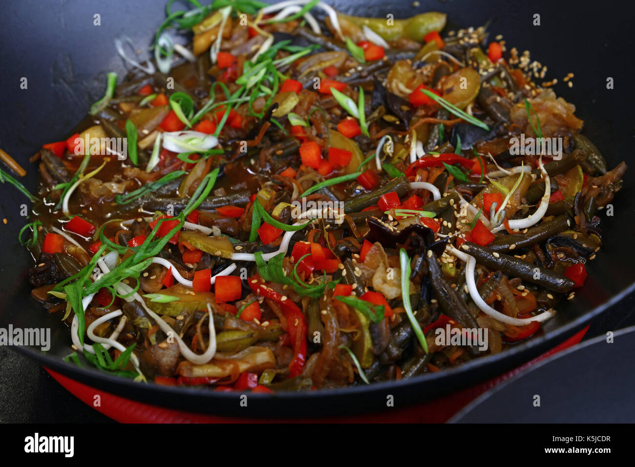 Repas traditionnel asiatique de légumes sautées au wok pan, Close up, high angle view Banque D'Images