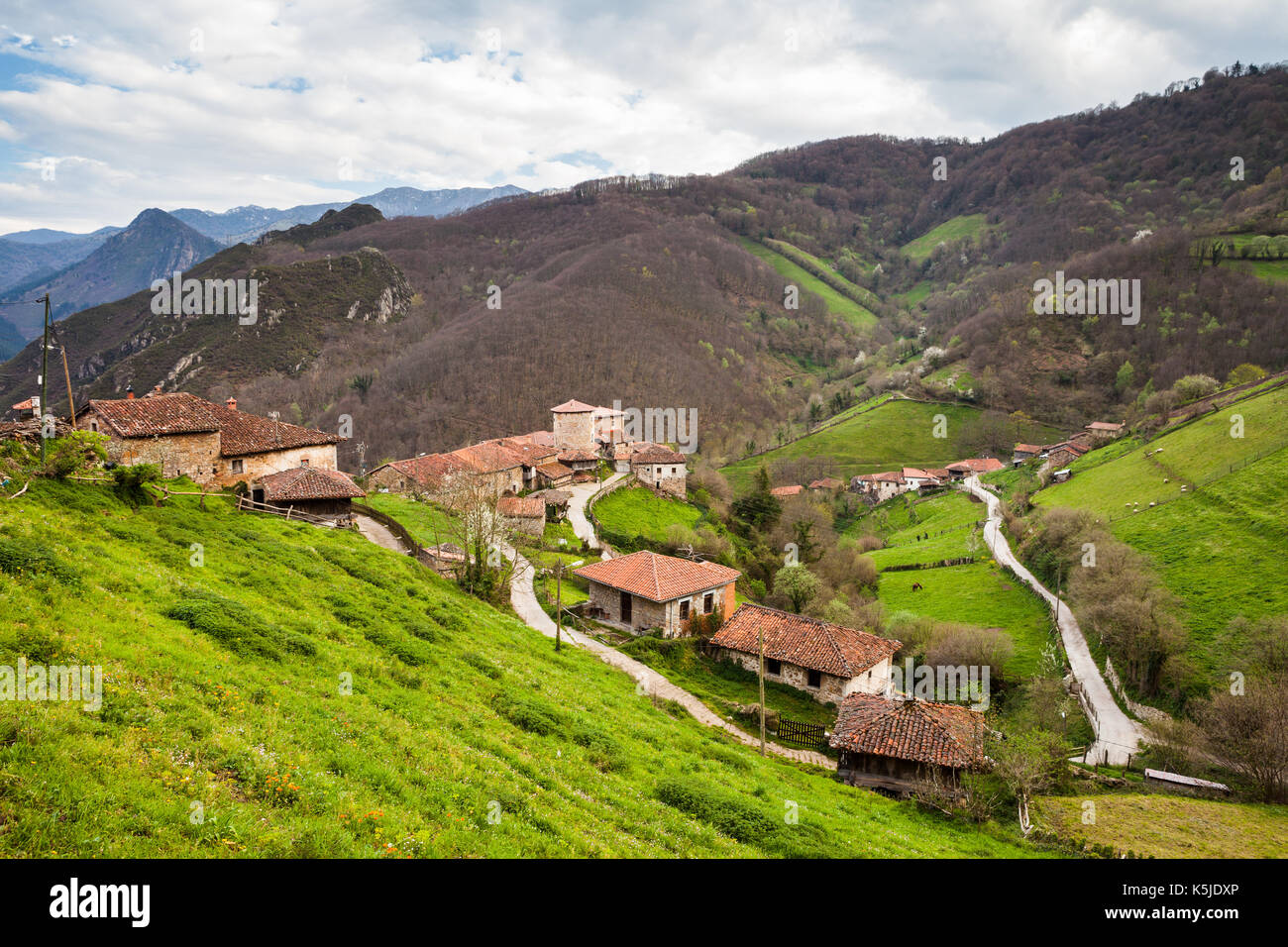 Vue sur Bandujo, village esturien traditionnel Banque D'Images