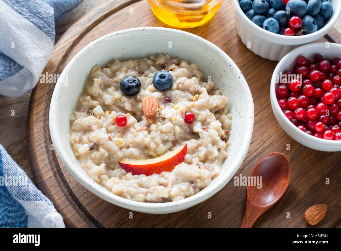 Les repas pour enfants - bol de porridge d'avoine avec mignon drôle de  visage à base de fruits. petit-déjeuner confortable food Photo Stock - Alamy