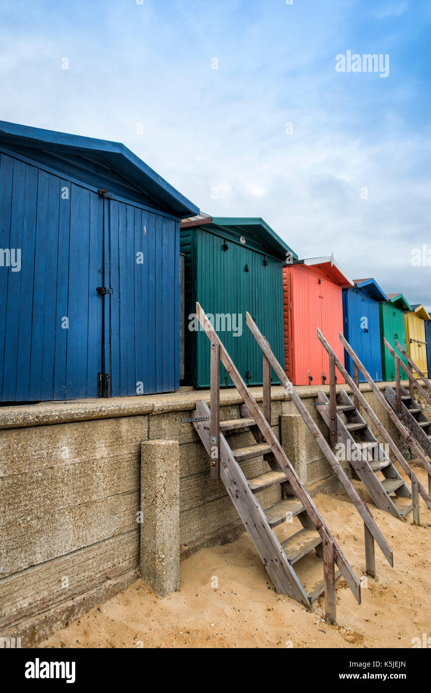 Rangée de cabines de plage en bois à Walton sur l'Essex UK  ? Banque D'Images