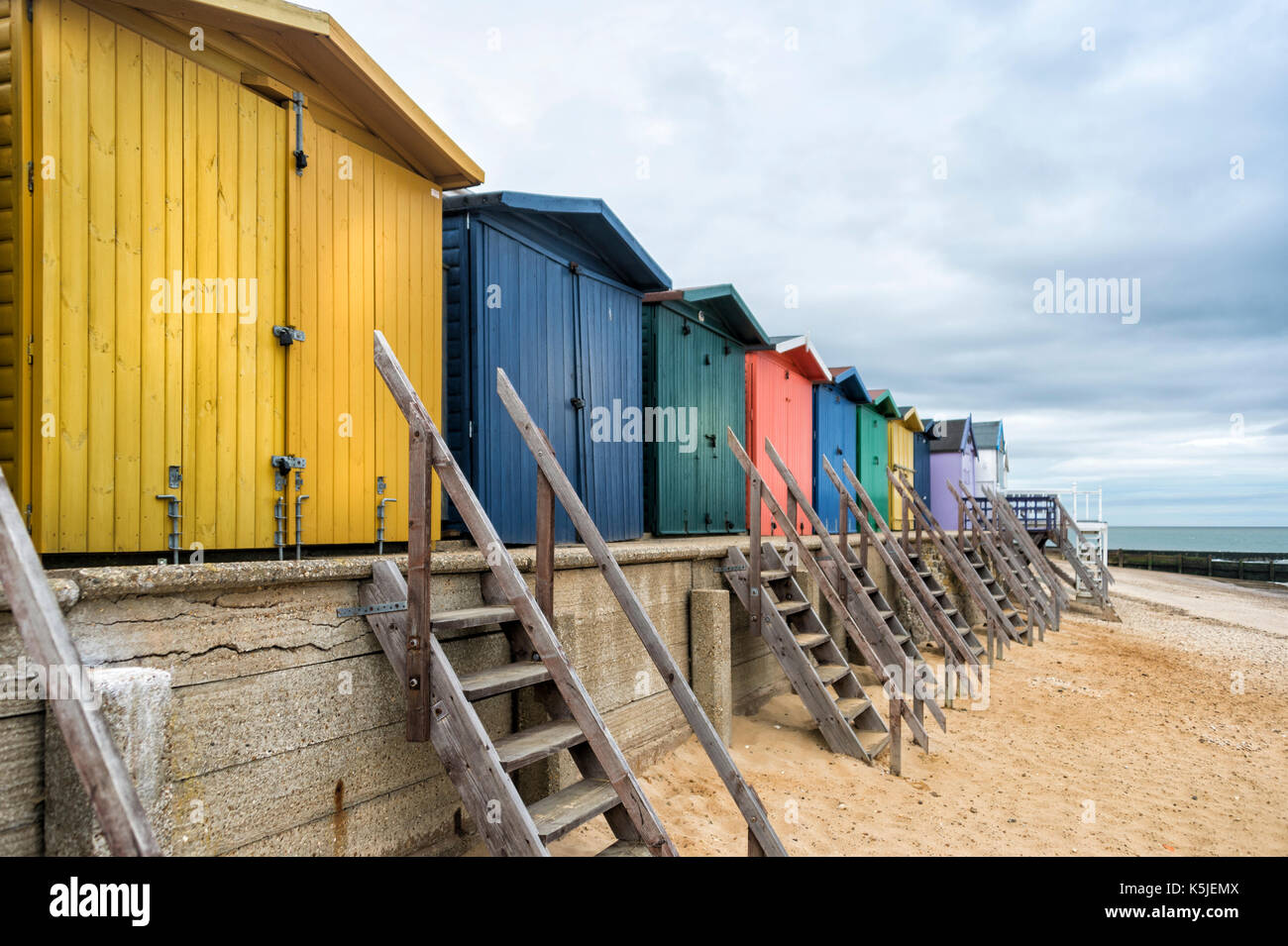 Rangée de cabines de plage en bois à Walton sur l'Essex UK  ? Banque D'Images