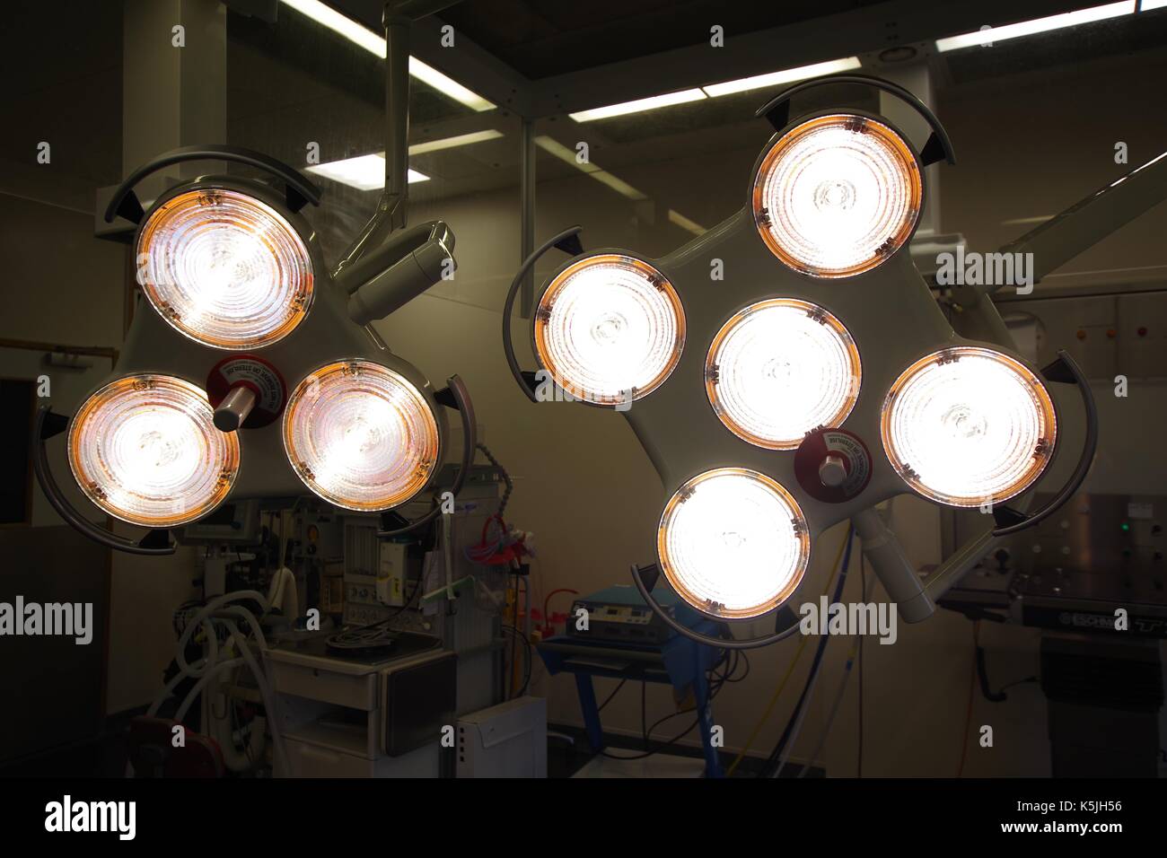 Feux chirurgicale dans un hôpital britannique moderne d'opération. UK, 2017. Banque D'Images