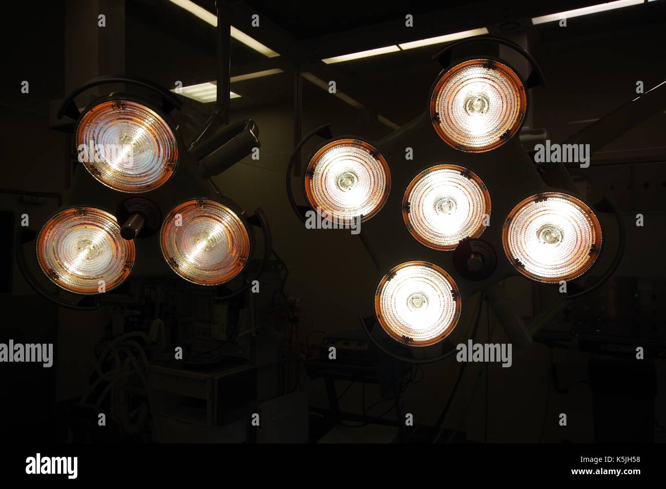 Feux chirurgicale dans un hôpital britannique moderne d'opération. UK, 2017. Banque D'Images