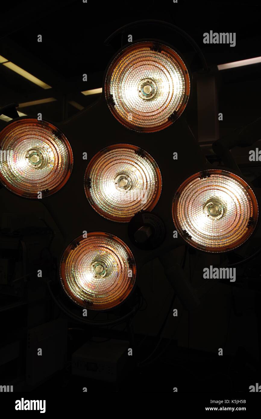 Feux chirurgicale dans un hôpital britannique moderne d'opération. UK, 2017. Banque D'Images
