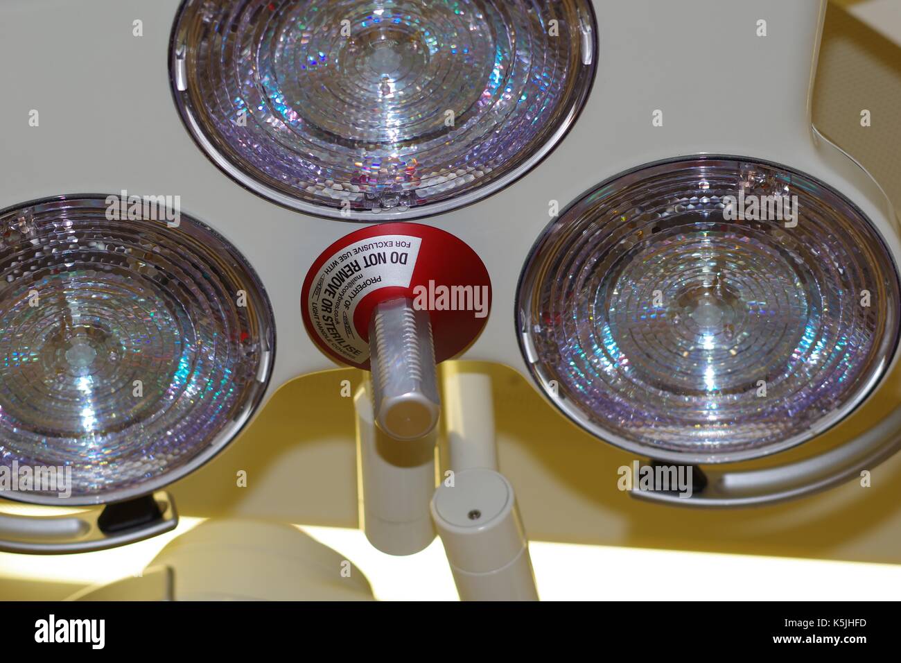 Feux chirurgicale dans un hôpital britannique moderne d'opération. UK, 2017. Banque D'Images