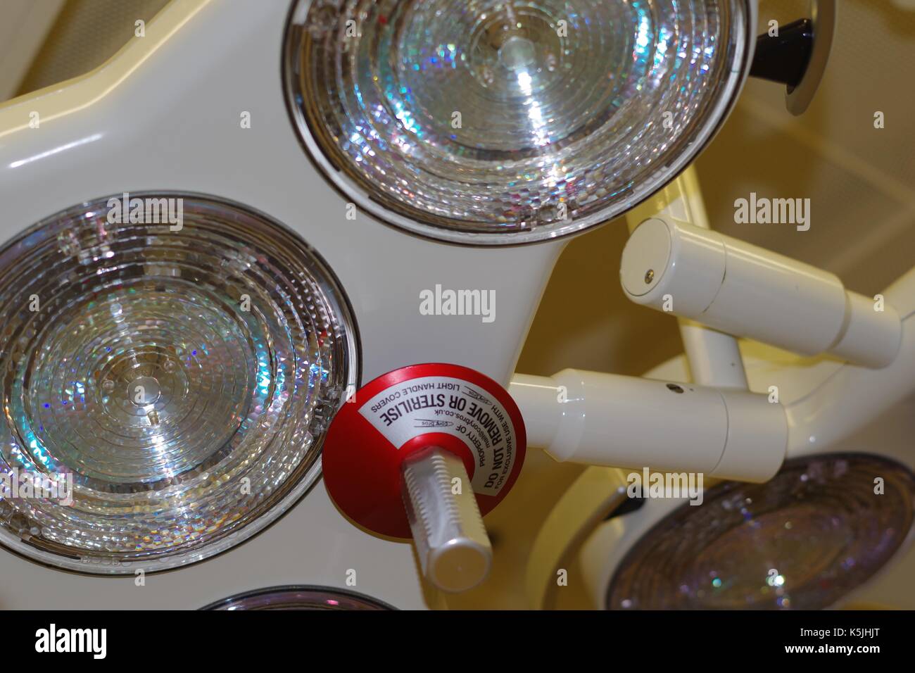 Feux chirurgicale dans un hôpital britannique moderne d'opération. UK, 2017. Banque D'Images