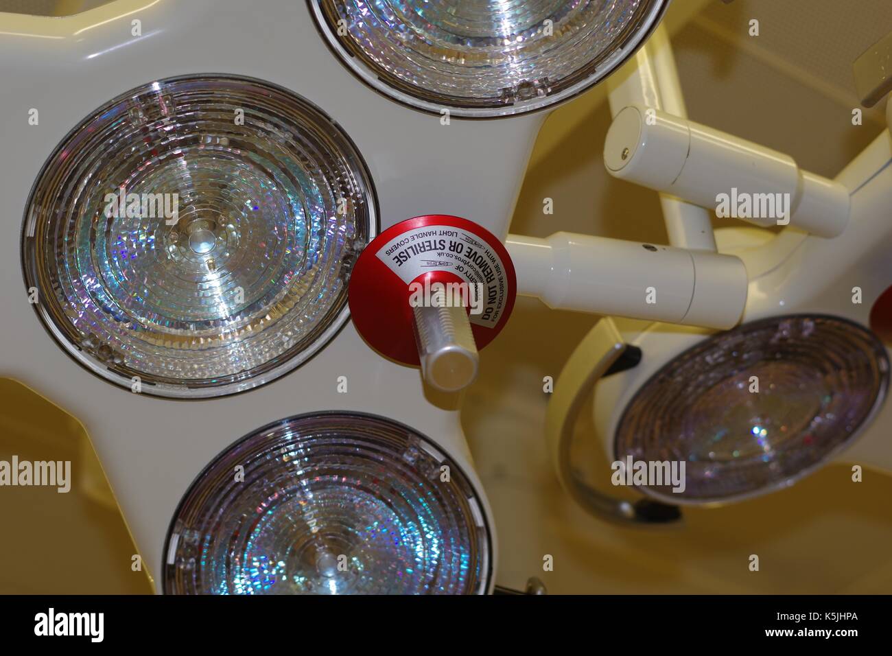 Feux chirurgicale dans un hôpital britannique moderne d'opération. UK, 2017. Banque D'Images