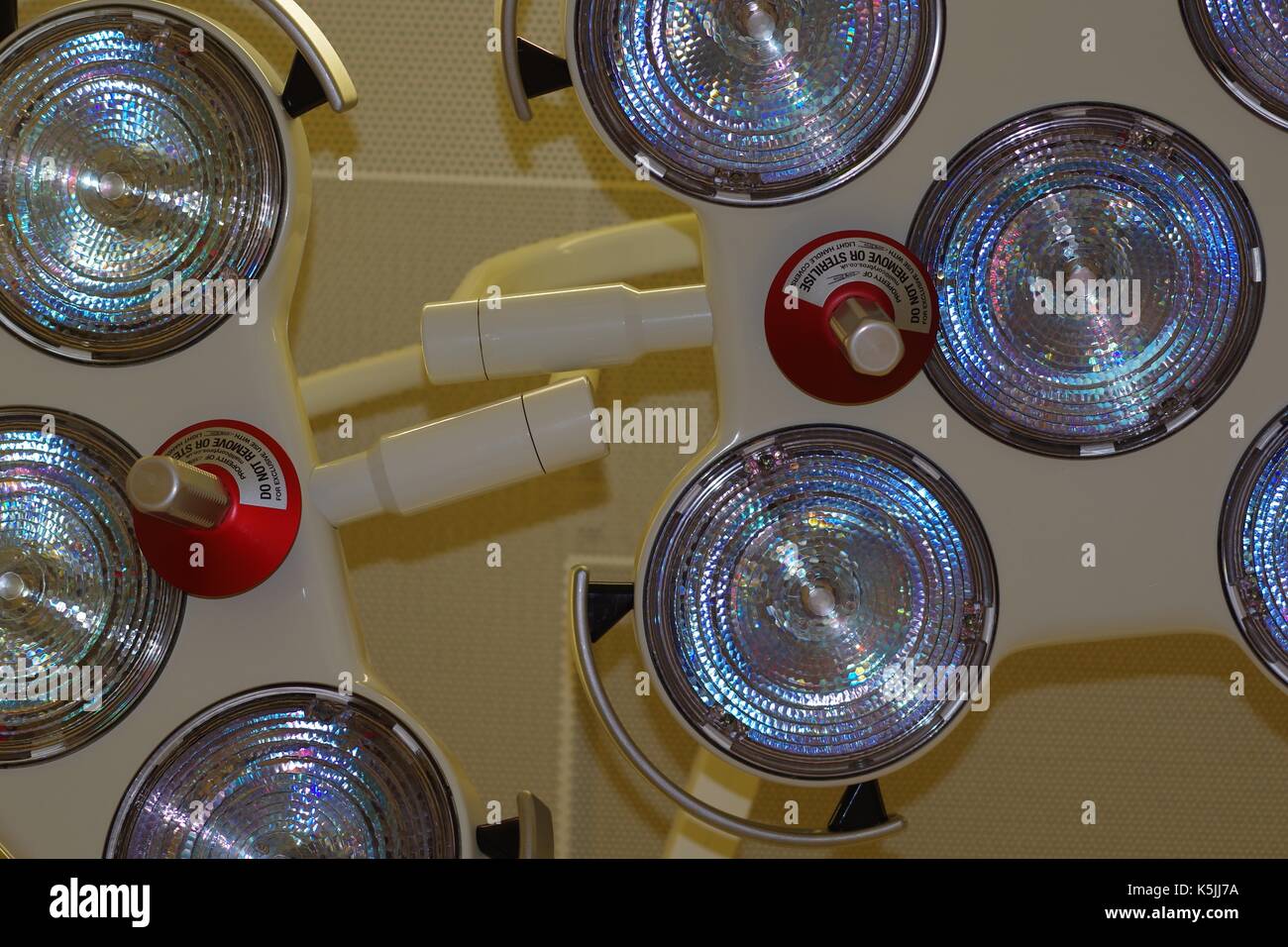 Feux chirurgicale dans un hôpital britannique moderne d'opération. UK, 2017. Banque D'Images