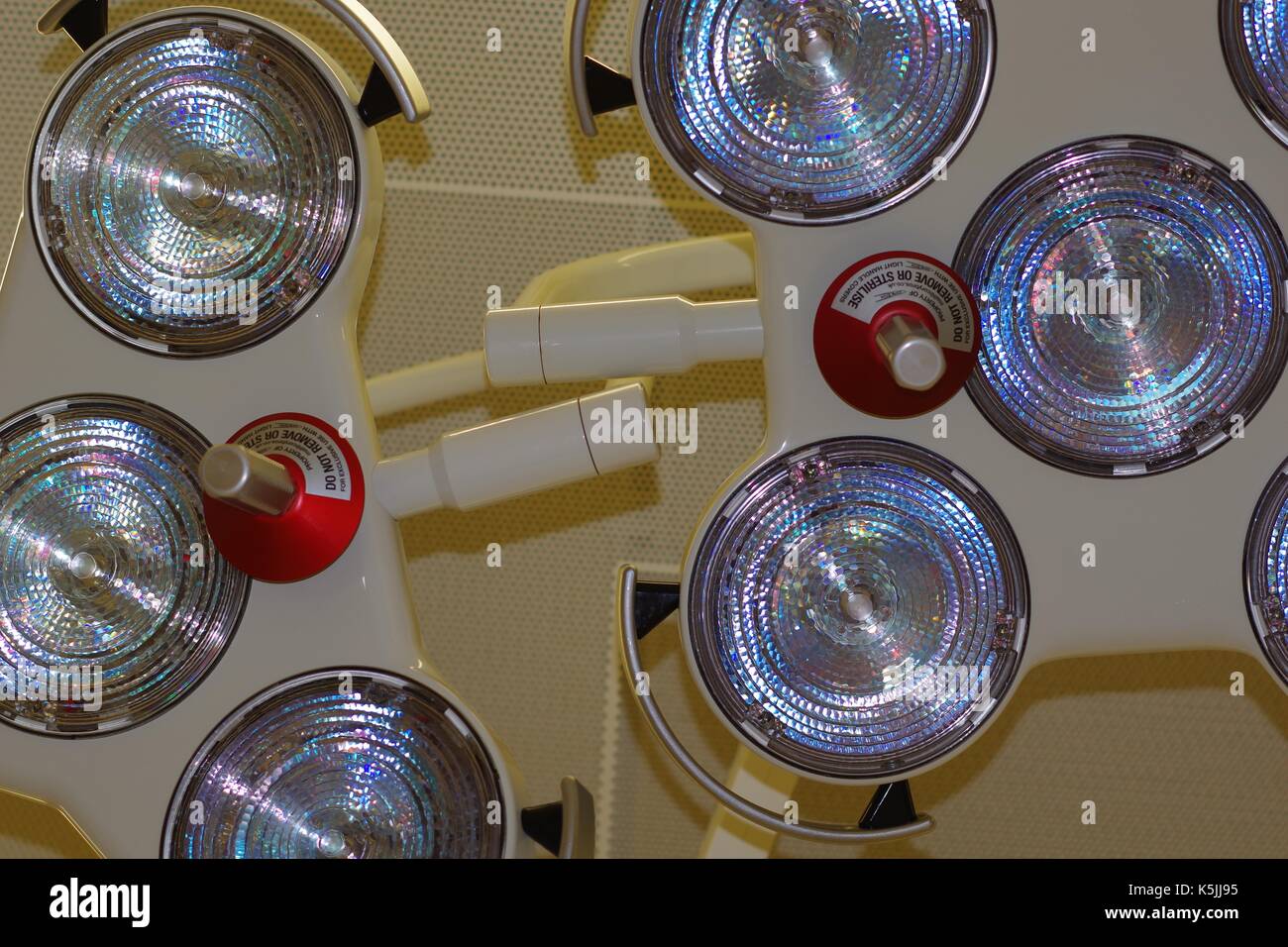 Feux chirurgicale dans un hôpital britannique moderne d'opération. UK, 2017. Banque D'Images