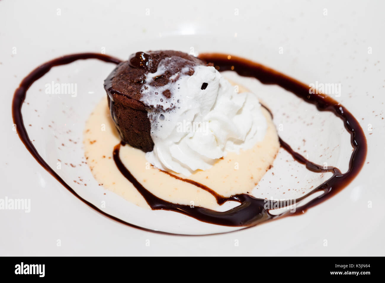 Brownie au chocolat et crème Banque D'Images