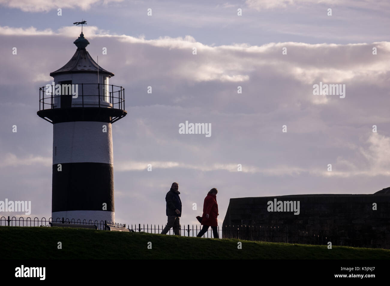Les personnes prenant une marche matinale à côté de Château de Southsea Banque D'Images