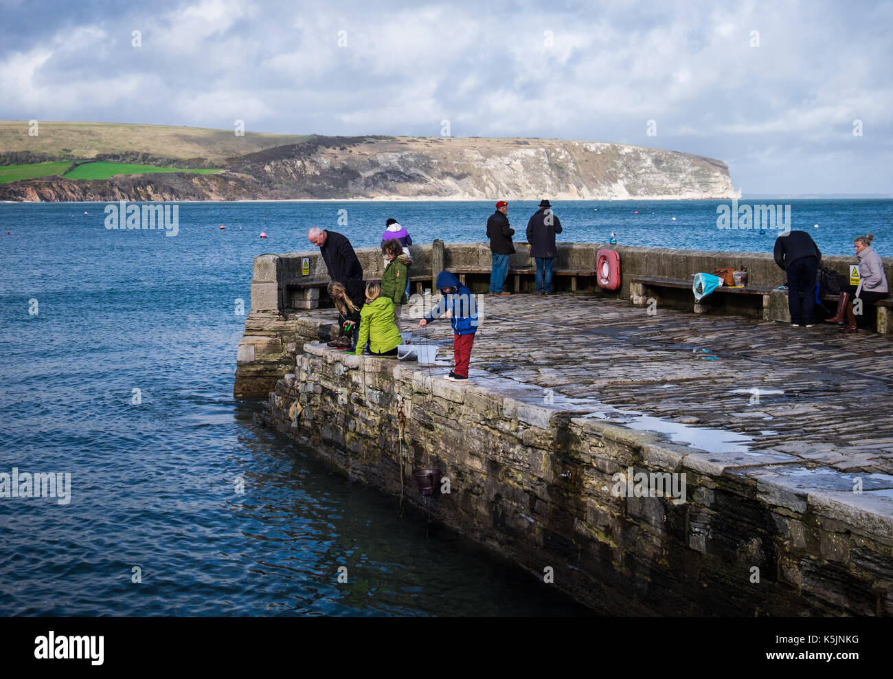 Les personnes bénéficiant du beau temps sur la digue de Swanage Banque D'Images