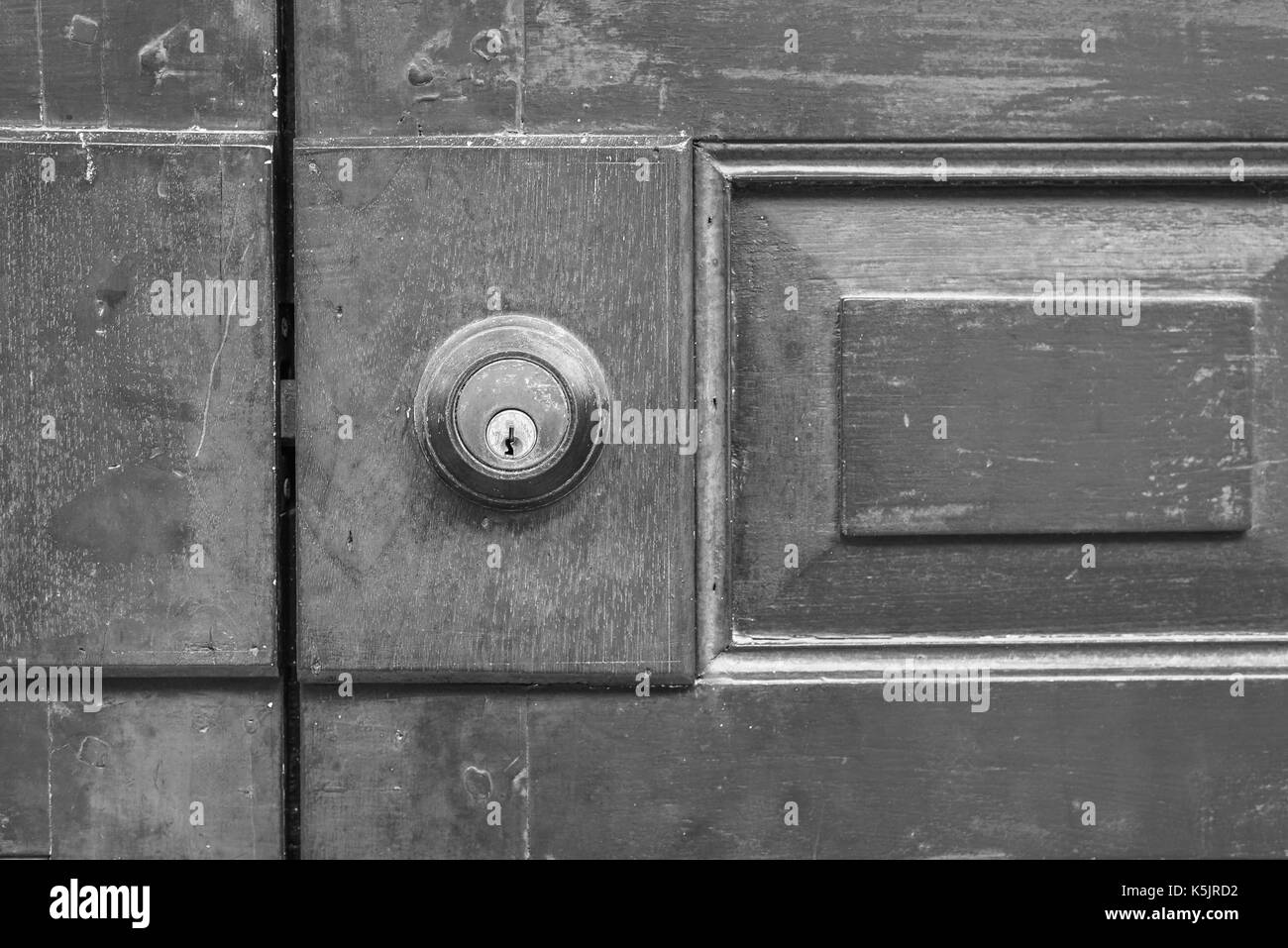 Porte en bois et serrure de porte ancienne en noir et blanc bouton de porte. Banque D'Images