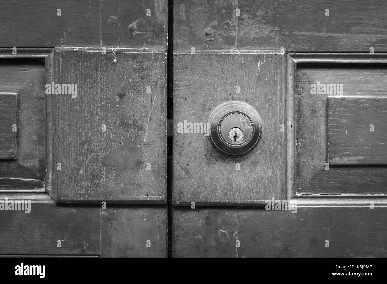 Porte en bois et serrure de porte ancienne en noir et blanc bouton de porte. Banque D'Images