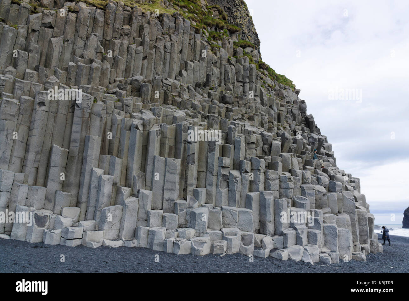Colonnes de basalte à la plage de sable noir de Reynisfjara en Islande Banque D'Images