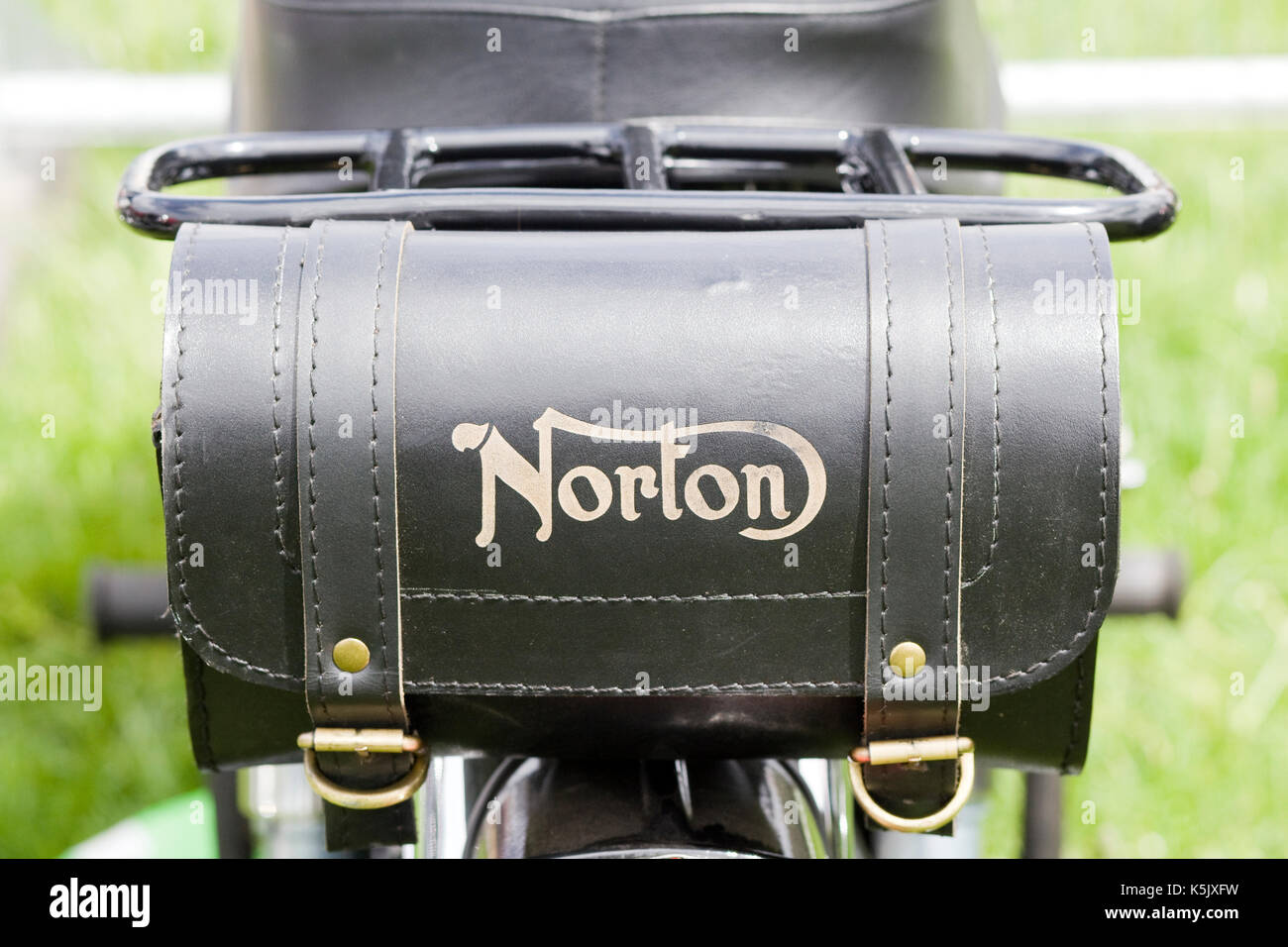 Sac à selle en cuir sur une moto Norton Banque D'Images
