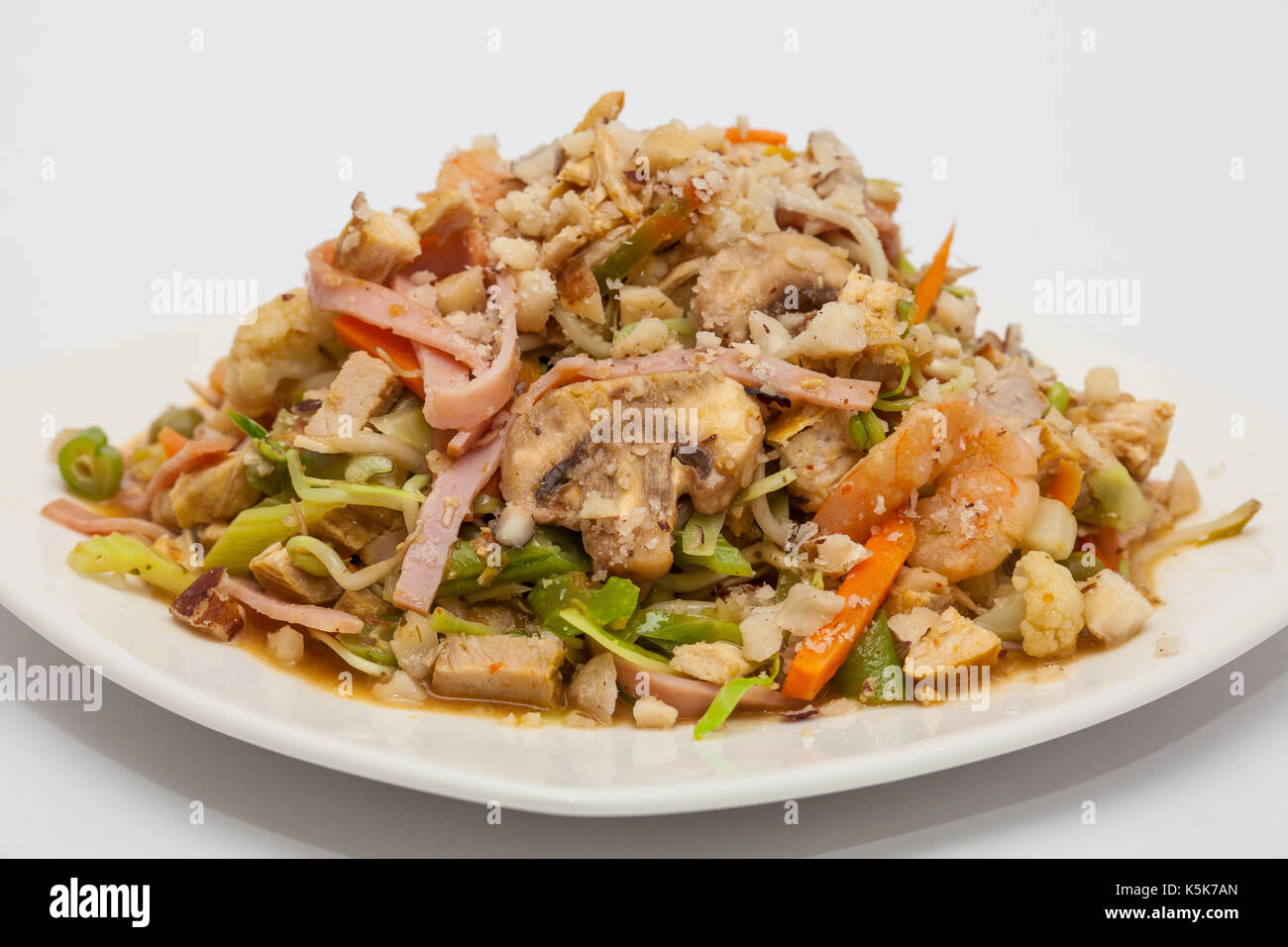 Légumes sautés avec du poulet, porc, jambon et crevettes Préparation : prêt servi sauté au wok de légumes et viandes Banque D'Images