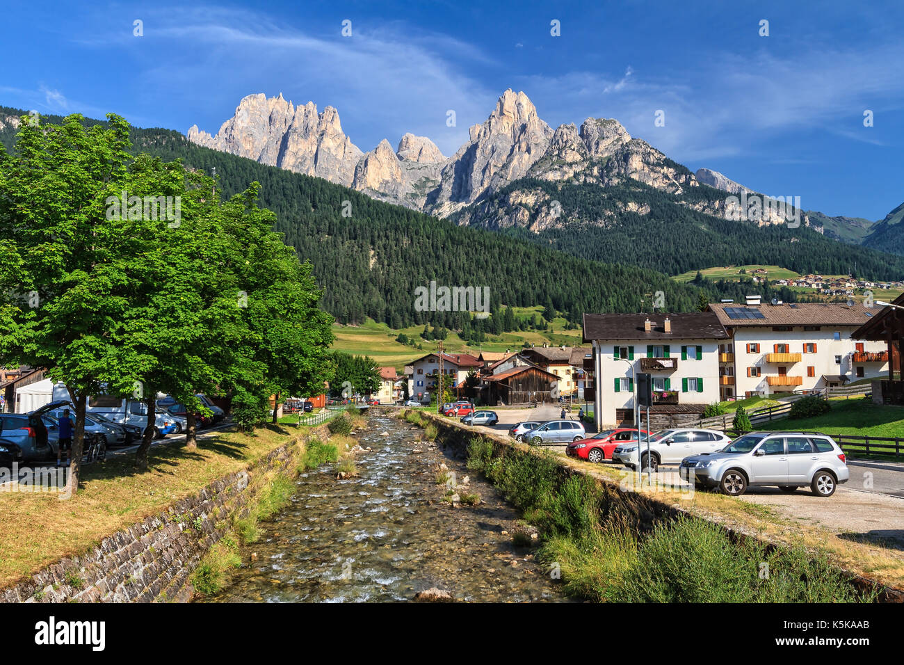 Vue d'été de Pozza di Fassa - Dolomites italiennes Banque D'Images