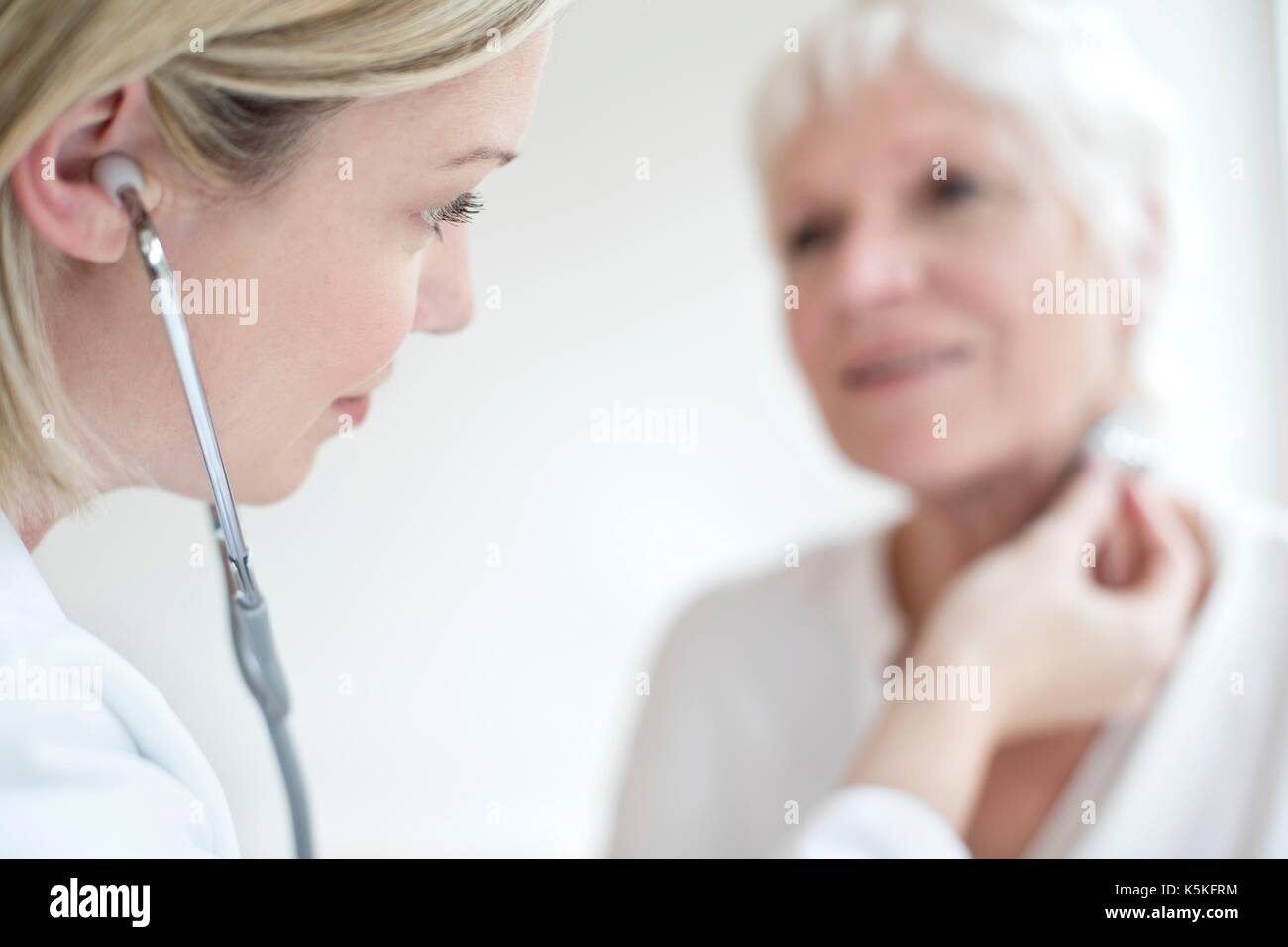 Doctor wearing stethoscope, écouter de patient. Banque D'Images